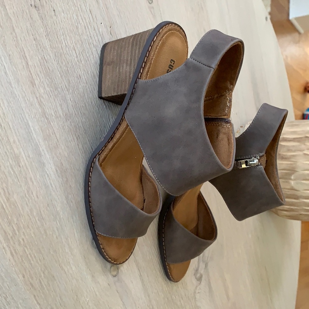 Women’s sandals size 8